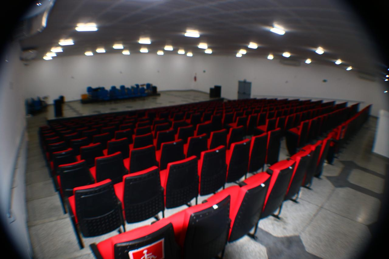Plateia do auditório vista do fundo da sala