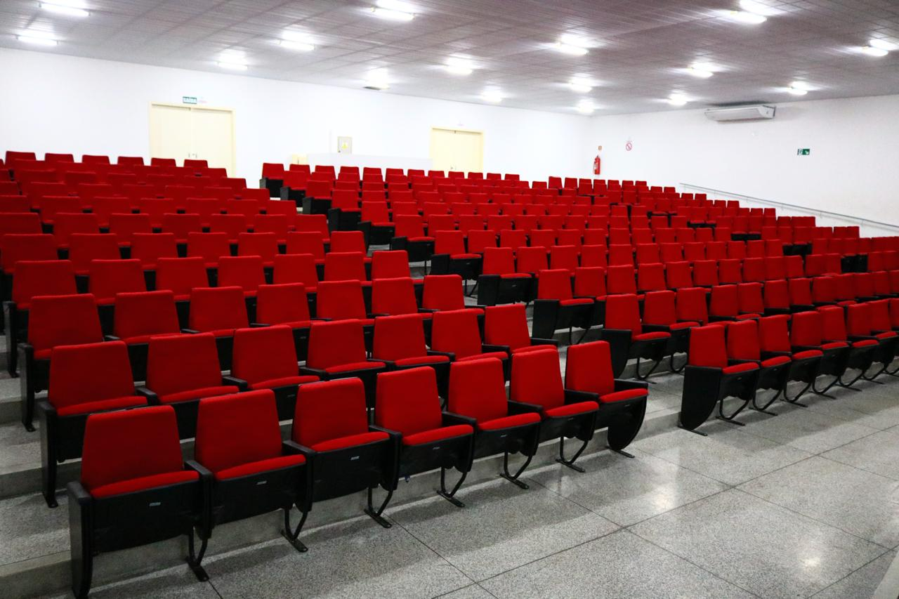 Poltronas instaladas na plateia do auditório